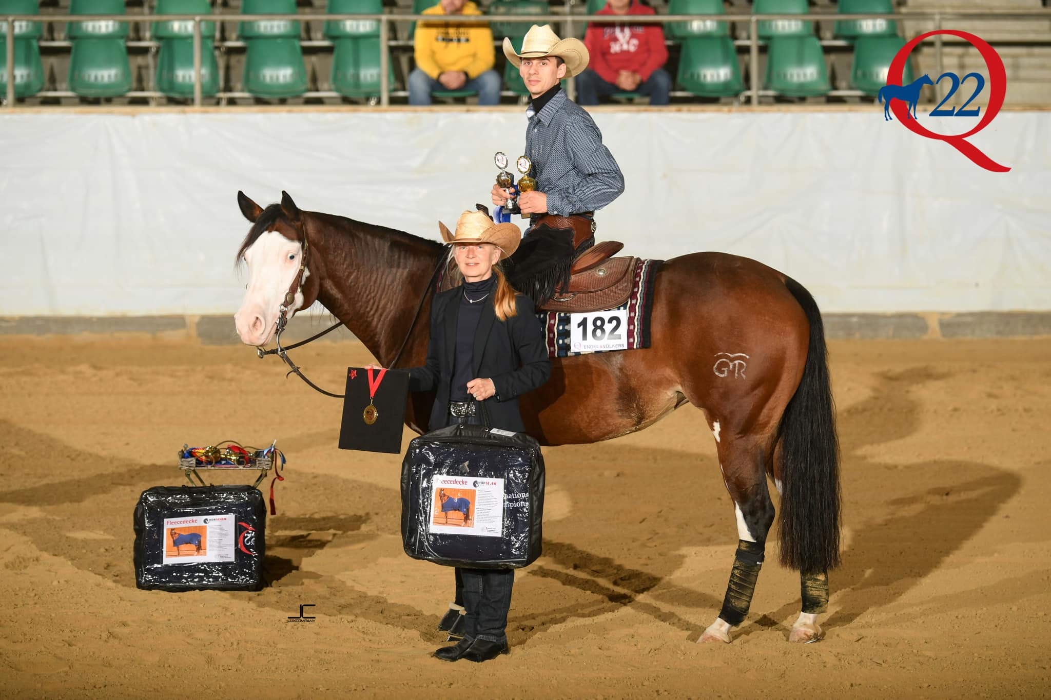 Dumaloq elastik eshak pornoda